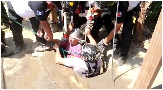 Hombre es rescatado luego de caer varios metros de profundidad en pozo de agua