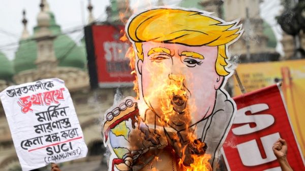 India y EE. UU. firman acuerdos mientras la violencia en Delhi deja 13 muertos en visita de Trump