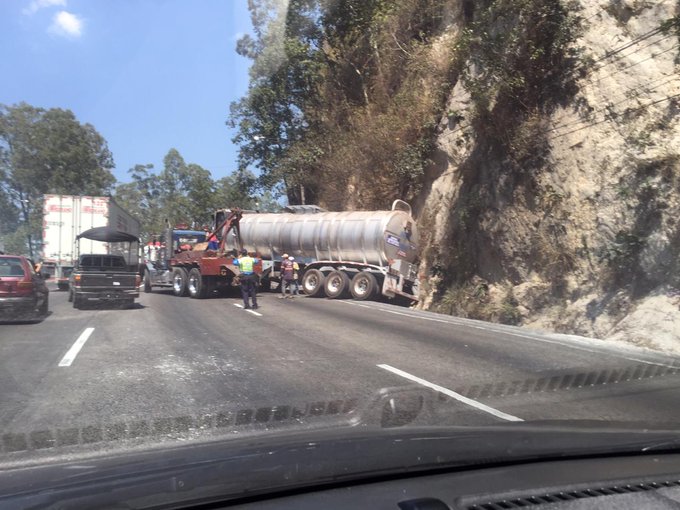 Tráiler accidentado en la Villalobos complica el tránsito hacia la capital