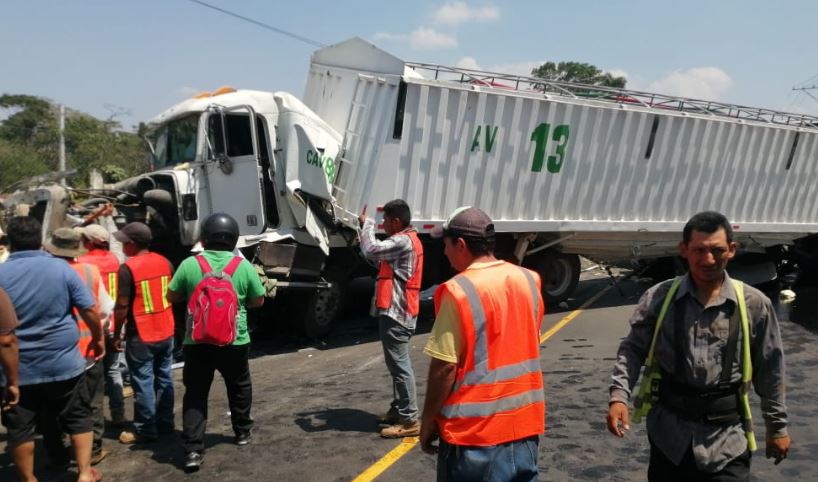 Múltiple colisión interrumpió el tránsito en la antigua ruta entre Palín y Escuintla