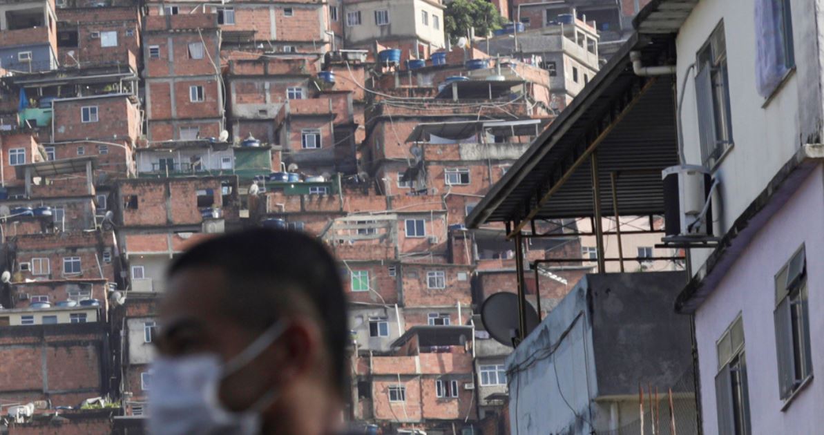 Bolsonaro califica al coronavirus como “resfriadito” y narcotraficantes imponen toque de queda en asentamientos
