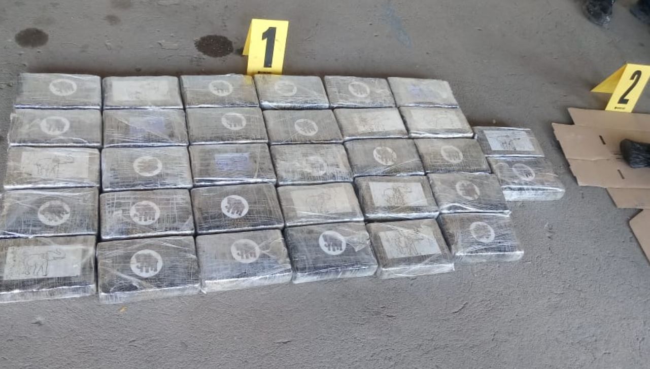 Capturan a hombre cuando en vehículo transportaba cocaína y más de 17 mil dólares