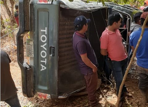 Mueren tres personas y seis resultan heridas al volcar un picop en Quiché
