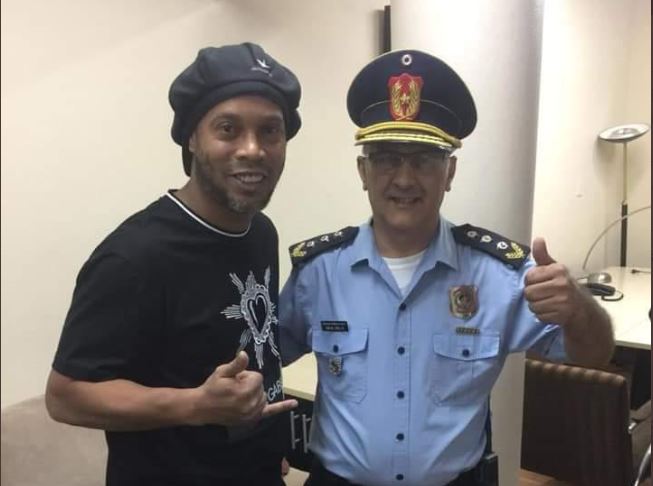Quiso perpetuar el momento: jefe policial se toma una foto con Ronaldinho tras su arresto en Paraguay