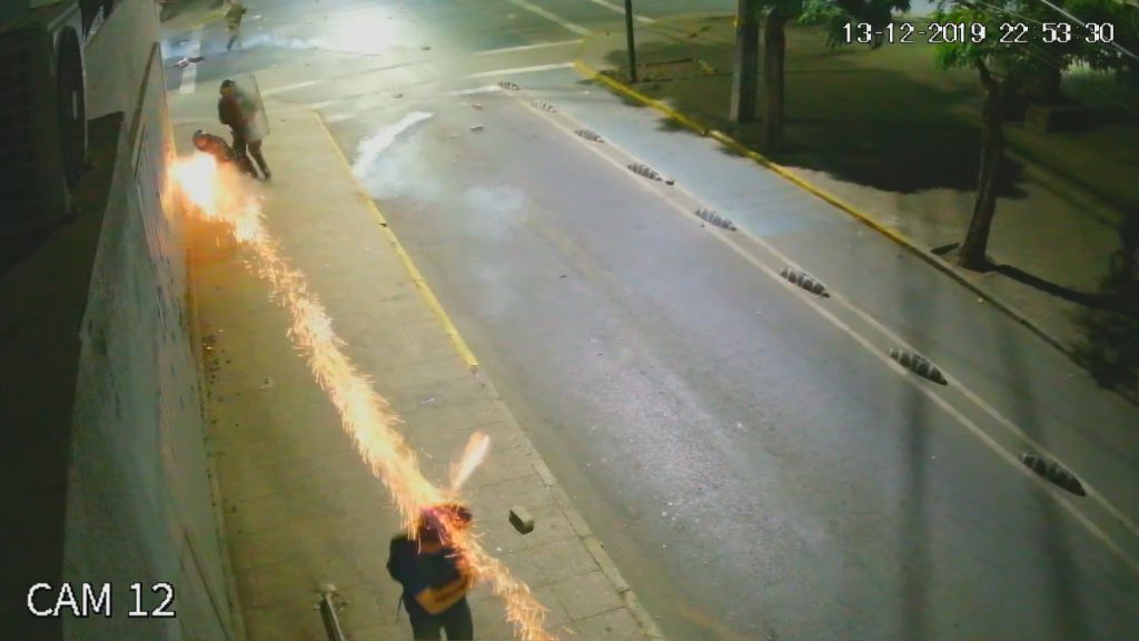 Video: Carabinero apunta en la nuca a manifestante que permanecía de espaldas