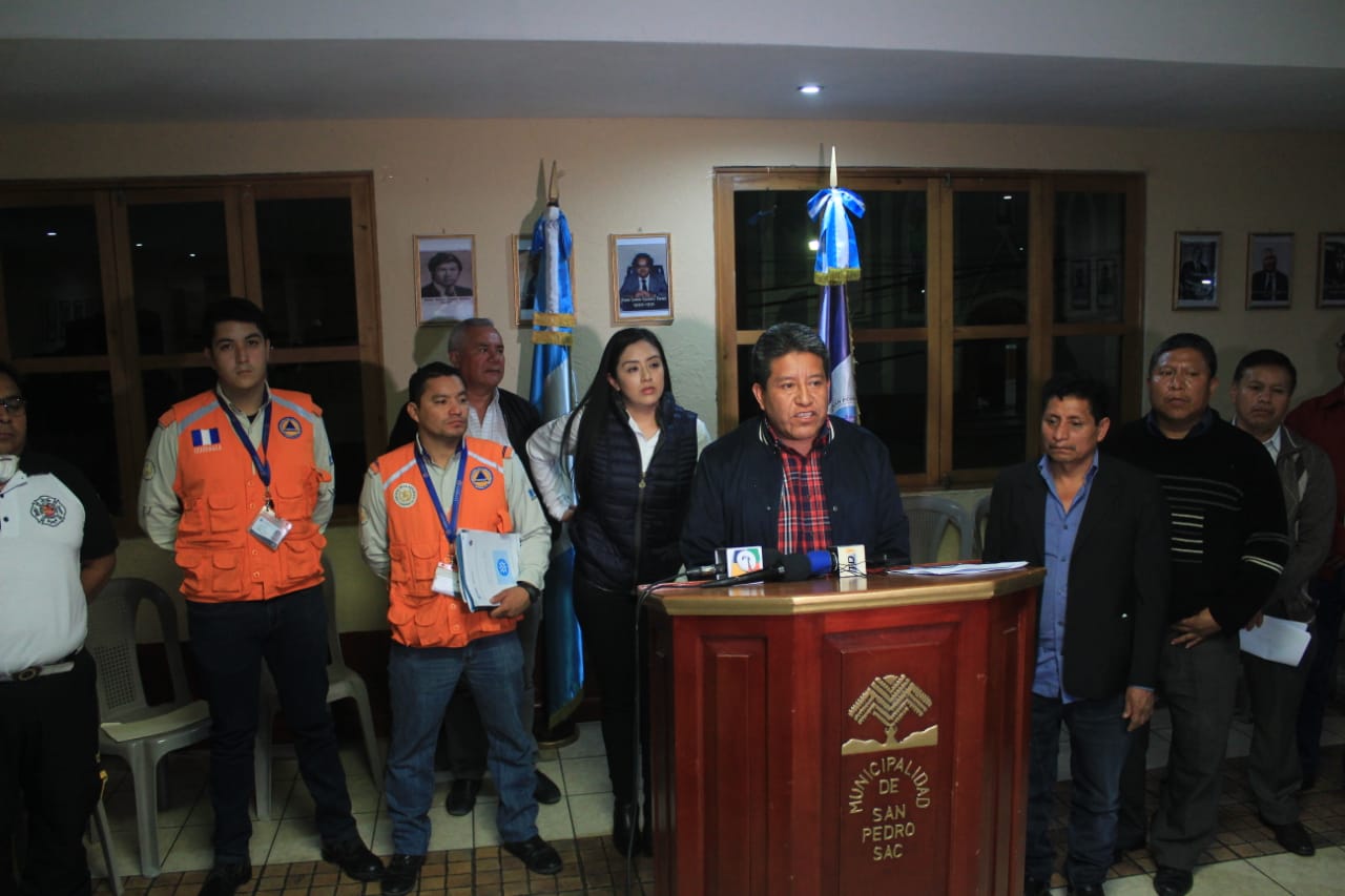 Coronavirus: Familias en cuarentena en San Pedro Sacatepéquez son resguardadas por la PNC y el Ejército