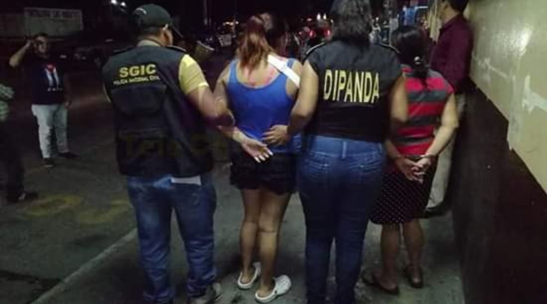 Mujer con cinco órdenes de captura por extorsión es detenida junto con su abuela