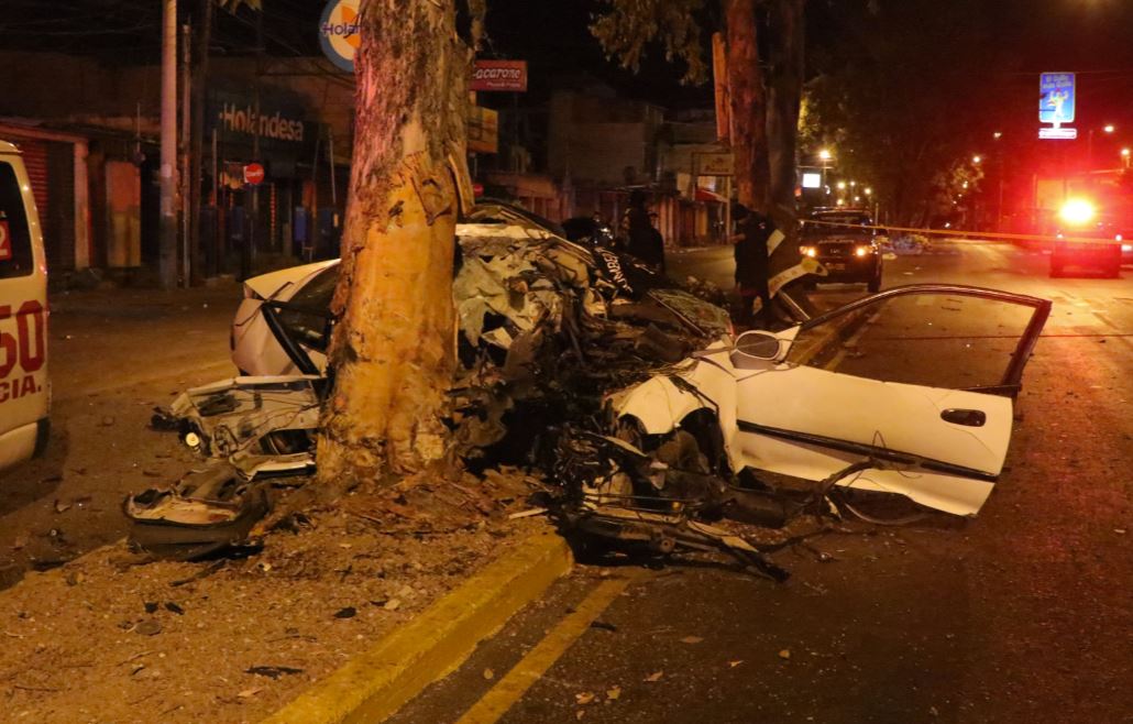 Carro quedó partido en dos y totalmente destruido del fuerte impacto que dejó un muerto en zona 18