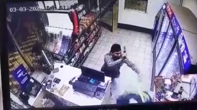 ¡Otro asalto en Izabal! Video muestra cómo dos hombres roban una gasolinera