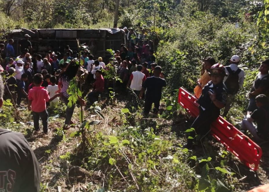 Autobús cae a barranco en Alta Verapaz y deja un muerto y varias personas heridas