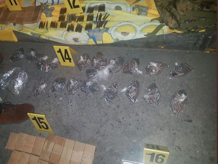 Capturan a cuatro personas que viajaban en vehículo con placa cambiada y cajas de municiones de fusil