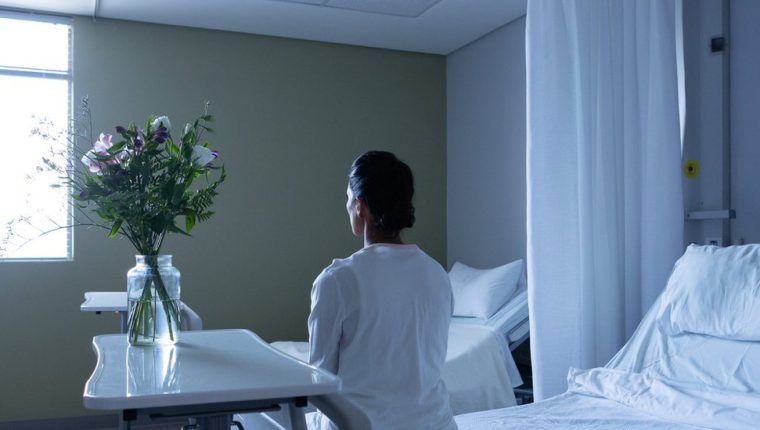 Coronavirus: “Tuve que ponerle el teléfono en la oreja a un paciente para que su hija se despidiera de él”