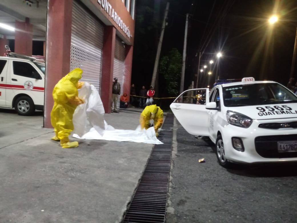 Esto se sabe de la mujer que murió en un taxi después de haber sido atendida en el IGSS