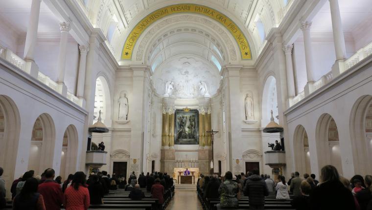 ¡No más agua bendita! La iglesia católica española sugiere quitarla de los templos por el coronavirus