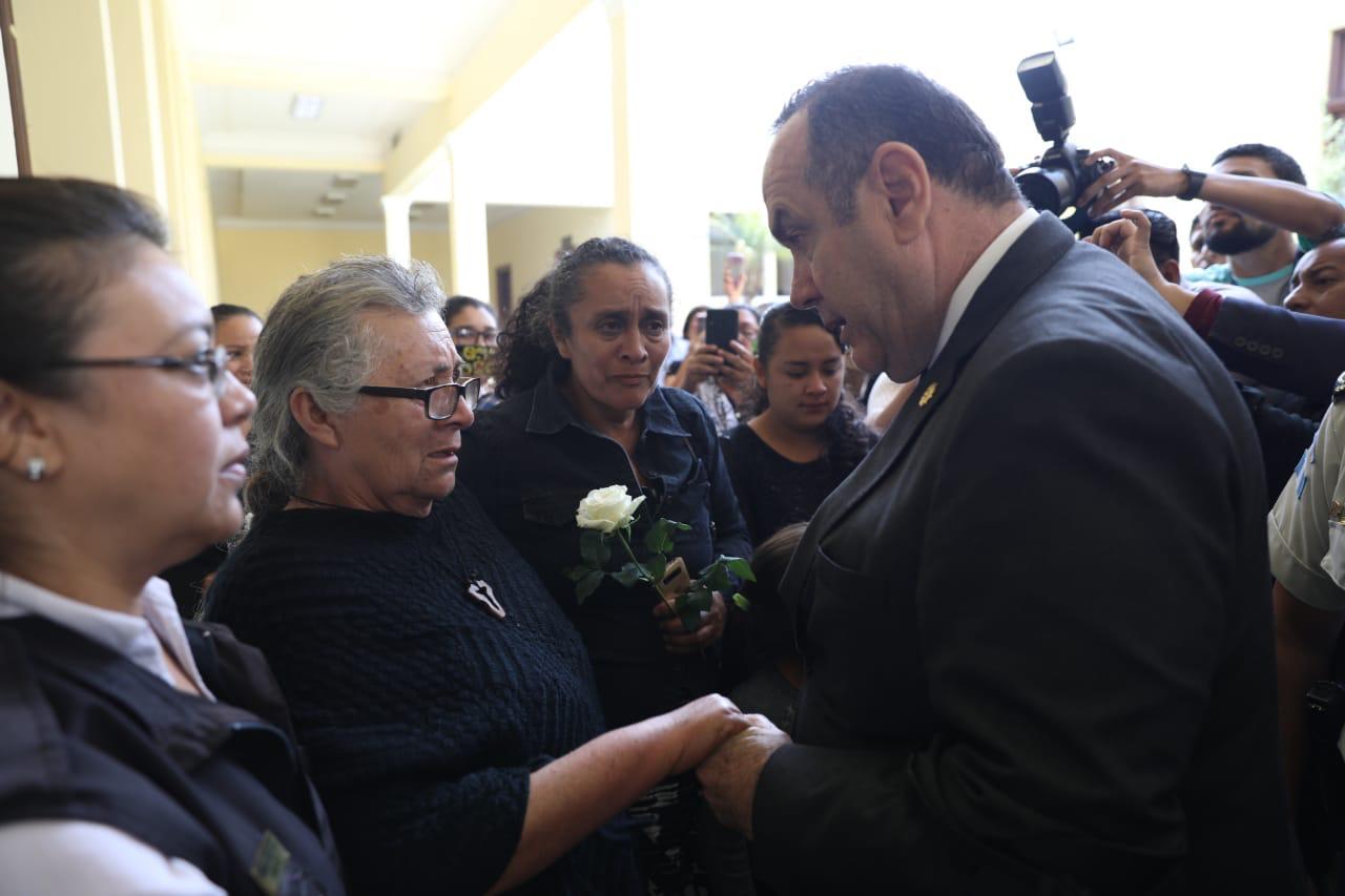 “Malditos”: Alejandro Giammattei envía mensaje a encapuchados que mataron a agente de la PNC