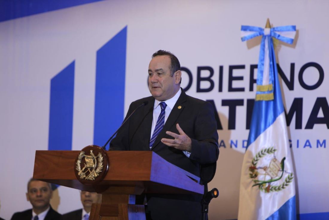 Fondos contra la desnutrición y cambios en ley de inversión, esto pidió Alejandro Giammattei