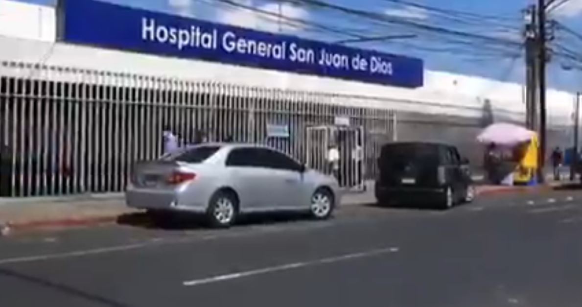 Mujer muere dentro de vehículo en frente al Hospital San Juan de Dios, por causas desconocidas