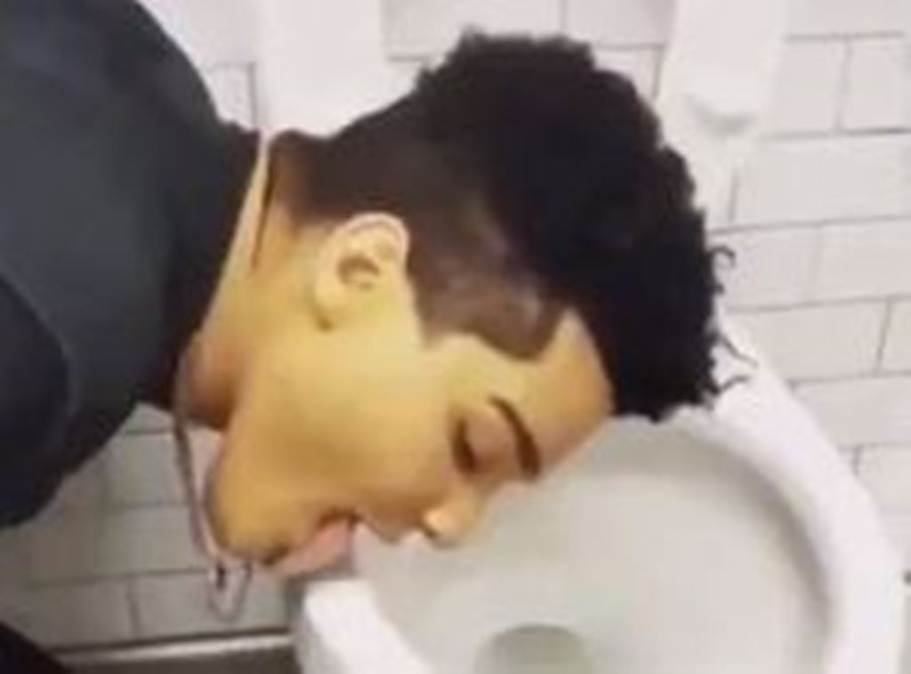 Joven lame un baño público y luego da positivo de coronavirus