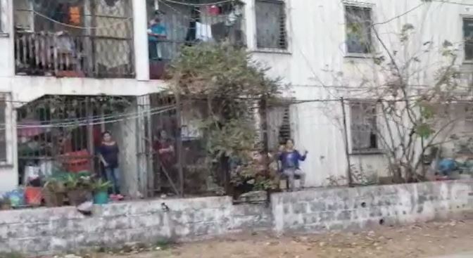 Toque de queda por coronavirus: Con rancheras, la PNC pide a los vecinos de Nimajuyú quedarse en casa