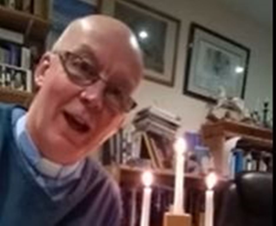 Video: Sacerdote se quema la ropa durante sermón virtual