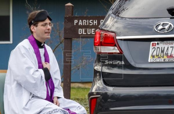 Cómo es la peculiar manera de un cura de EE.UU. para confesar debido al coronavirus