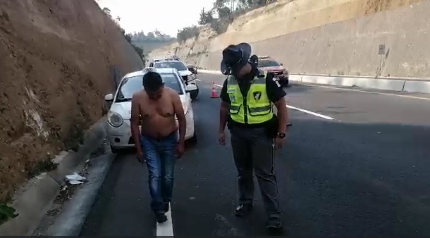 ¡No puede caminar! Piloto de taxi es sorprendido bajo efectos de alcohol