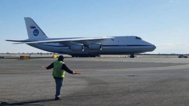 El avión con equipos médicos que Rusia mandó a Estados Unidos para ayudar en la lucha contra el coronavirus