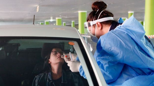 En algunos países se hacen muchas más pruebas que en otros, a personas con o sin síntomas. (Foto Guatevisión: Getty Images)