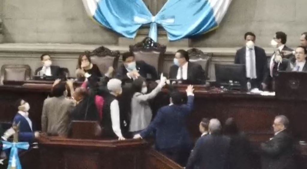 Protestas y gritos en el Congreso por bloqueo al uso de la palabra