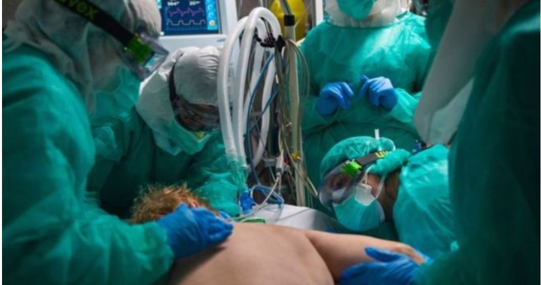 Coronavirus: por qué la antigua técnica de acostar a los pacientes boca abajo les está salvando la vida a muchos enfermos de covid-19