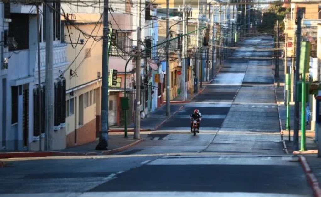 Usac recomienda a las autoridades fortalecer el distanciamiento social, entre otras cosas