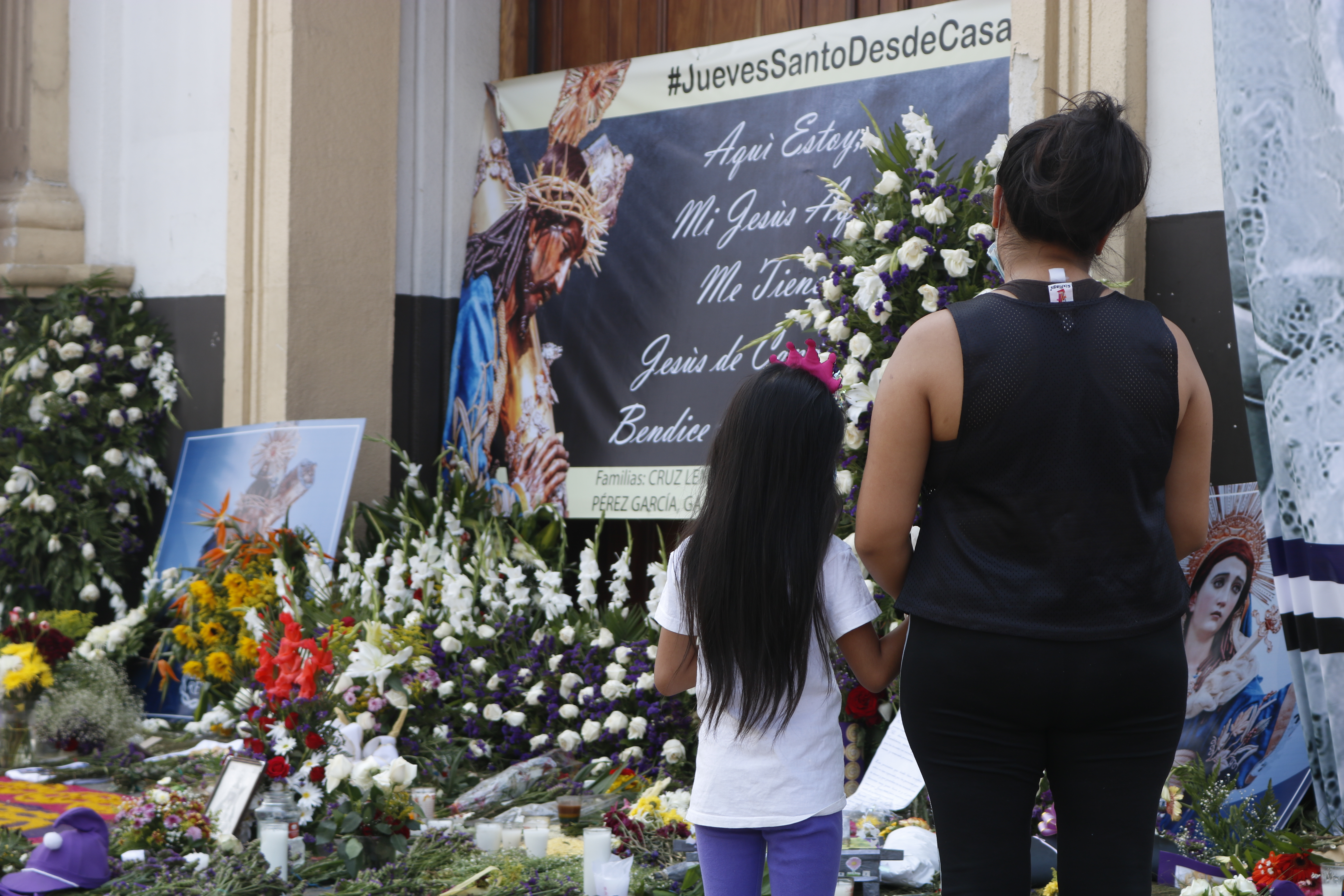 Veneran la imagen de Cristo Rey afuera del templo de Candelaria
