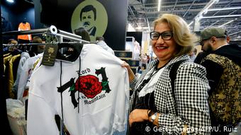 Ropa marca "El Chapo 701" en un centro comercial