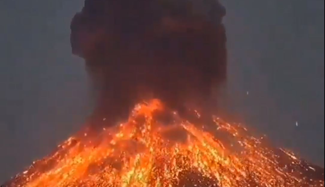 El volcán indonesio hijo del Krakatoa expulsa nubes de ceniza, humo y magma
