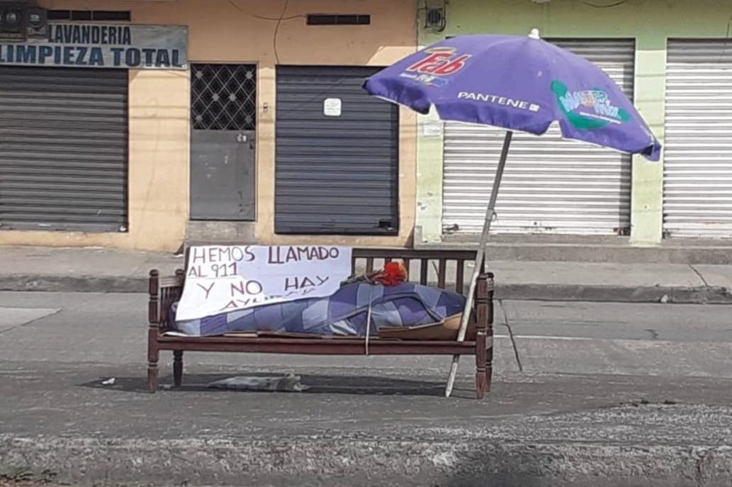 Hombre sacó a la calle a su madre muerta con un cartel donde pide ayuda