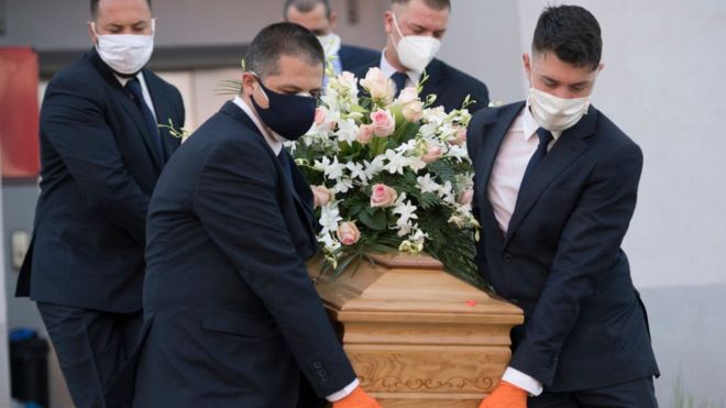 Cómo se cuentan los muertos por coronavirus (y por qué las cifras oficiales no son comparables ni precisas)