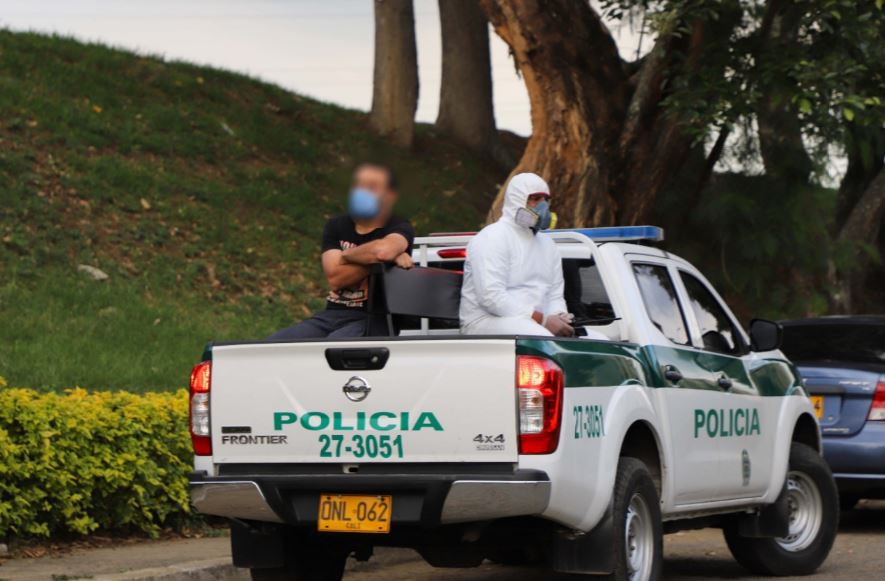 Hombre con coronarivus sale a tomar cervezas con sus vecinos en Cali