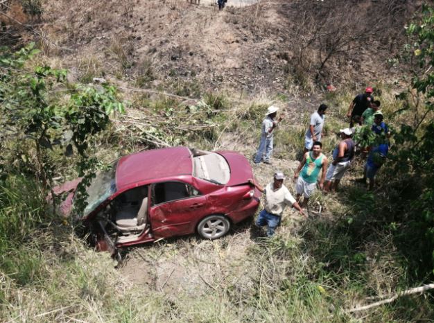 Vehículo cae al fondo de un barranco en ruta al Atlántico
