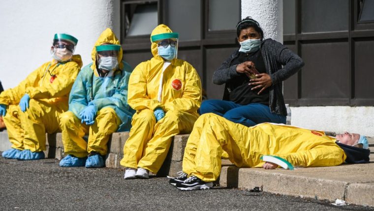 Coronavirus: qué es la carga viral de los pacientes y por qué pone en peligro a los trabajadores sanitarios.