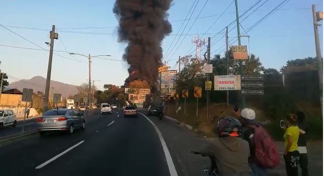 Incendio consume fábrica en kilómetro 16.5 de ruta al Pacífico