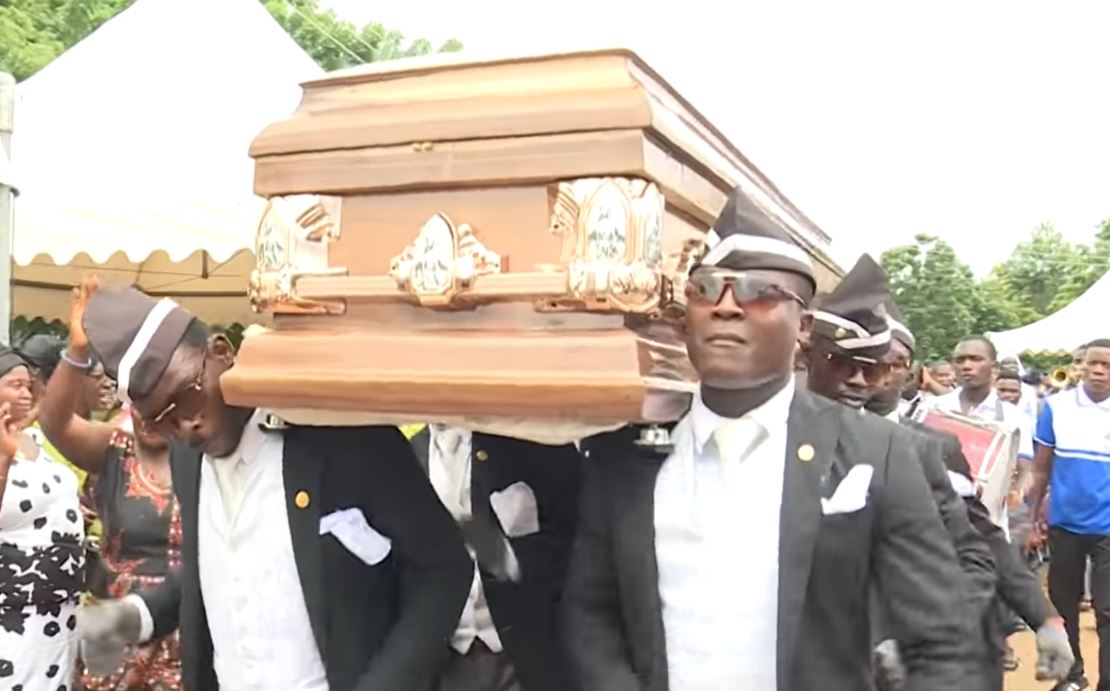 ¿Cuál es el origen del meme de los africanos bailando con un ataúd?