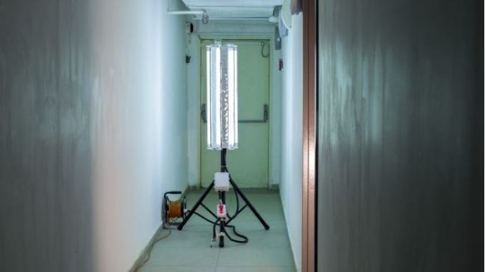 Israelíes trabajan en una lámpara de rayos UV que sería capaz de eliminar al coronavirus