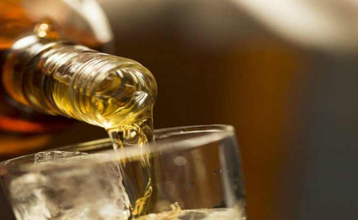 “Muerte lenta”: El licor artesanal que empañó el año nuevo con nueve muertes en un poblado de Venezuela