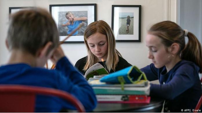 Niños sin clase por el coronavirus: internet ayuda pero no es lo mismo