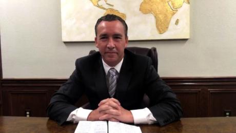 Pastor pide a los creyentes que donen los cheques que el gobierno dio por crisis del coronavirus