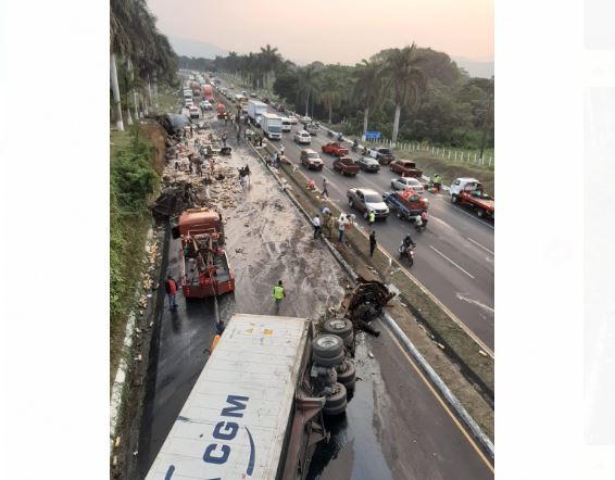 Accidente complica paso en autopista y se incencia uno de los vehículos del transporte pesado