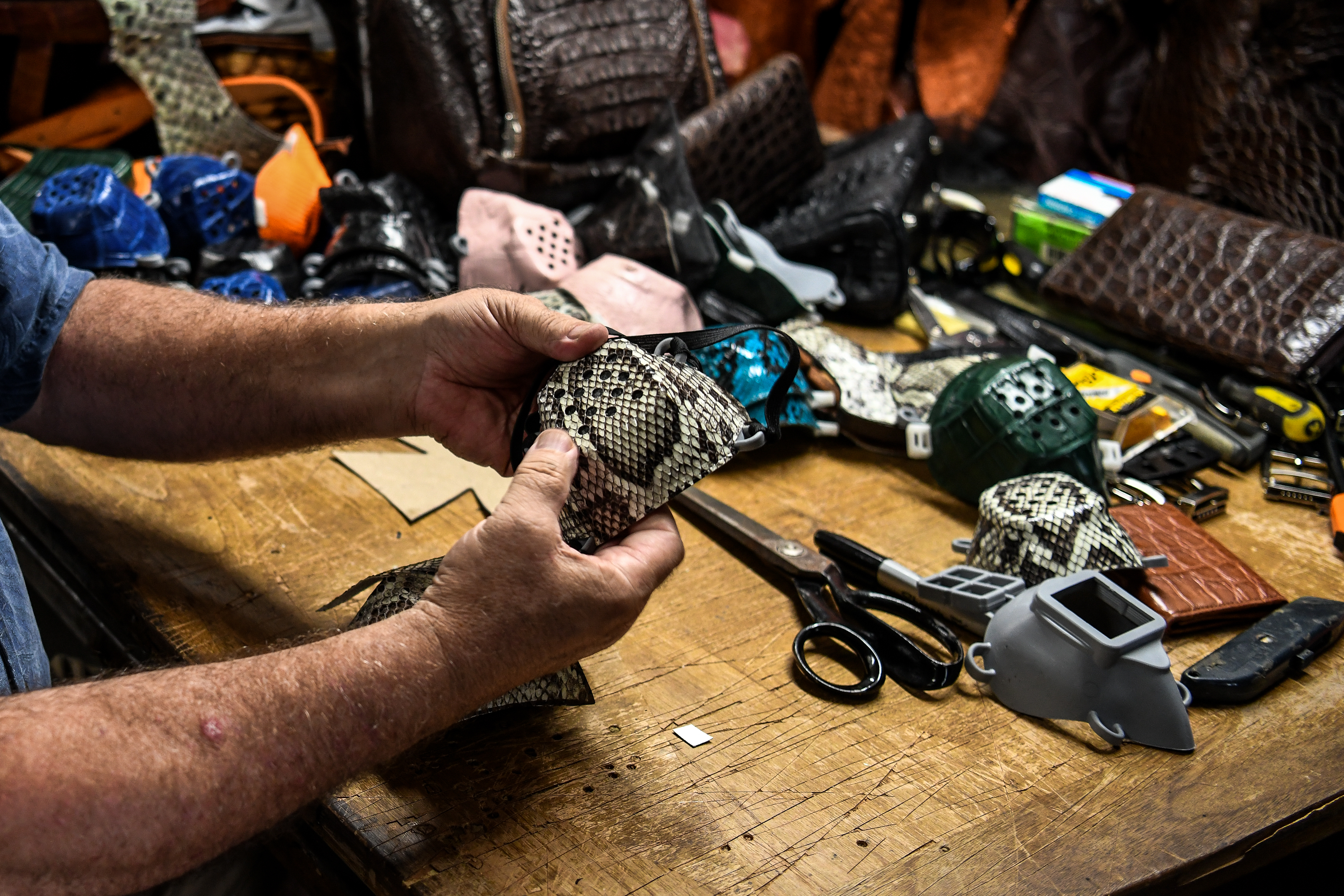 Coronavirus: Hombre en EE.UU. hace mascarillas con piel de iguanas y serpientes pitón