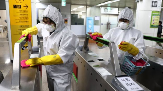  Las estaciones de metro se desinfectaban constantemente para mantenerlas libres de virus. (Foto Guatevisión: Getty Images)