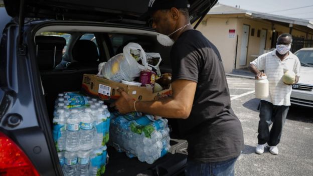  En algunos lugares se permite que las personas acudan a recoger los productos. (Foto Guatevisión: Getty Images)