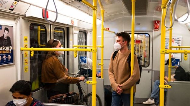  Tras abrir los medios de trasporte, Alemania registró un alza en el número de reproducción en días recientes, pero ha logrado bajarlo a 0,75. (Foto Guatevisión: Getty)